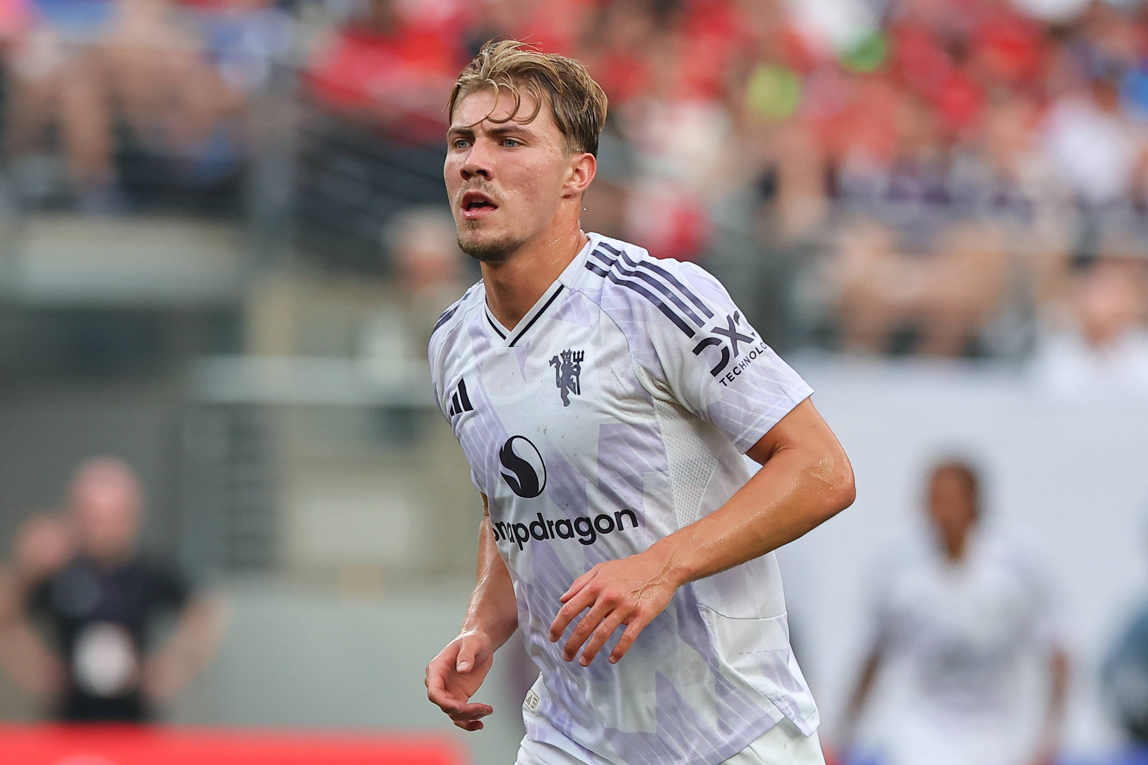 记者：米兰通过中间人与曼联接触，但尚未与霍伊伦的团队谈判合同